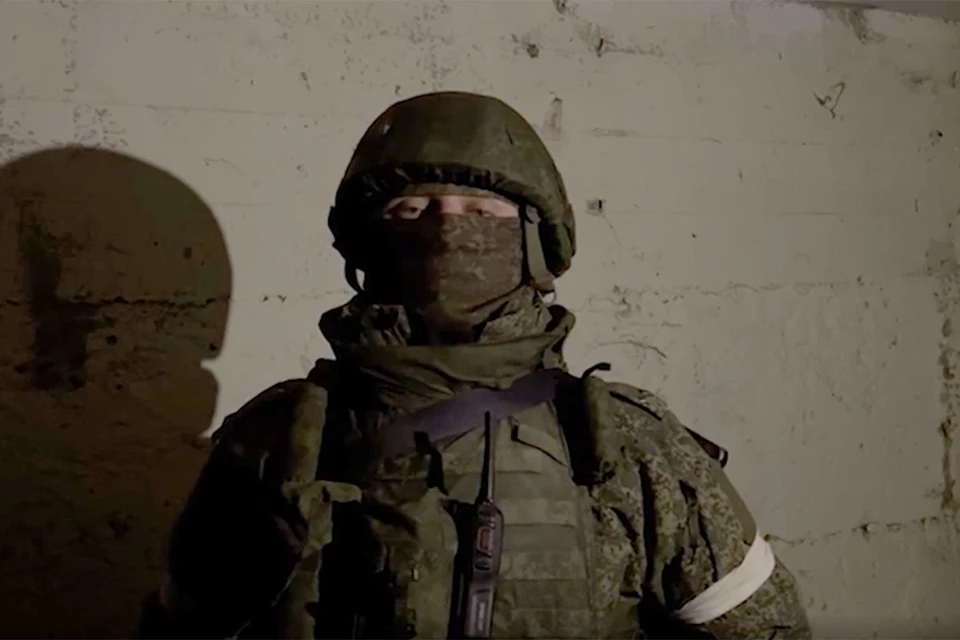 Инженерные подразделение ведут разминирование объектов, пока штурмовики зачищают подразделения противника на окраинах города