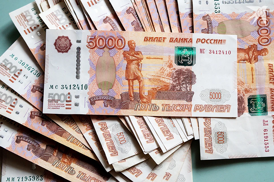 Счастливчик работает мастером-приемщиком металла в пункте заготовки вторичного сырья, его супруга - мастер ногтевого сервиса.