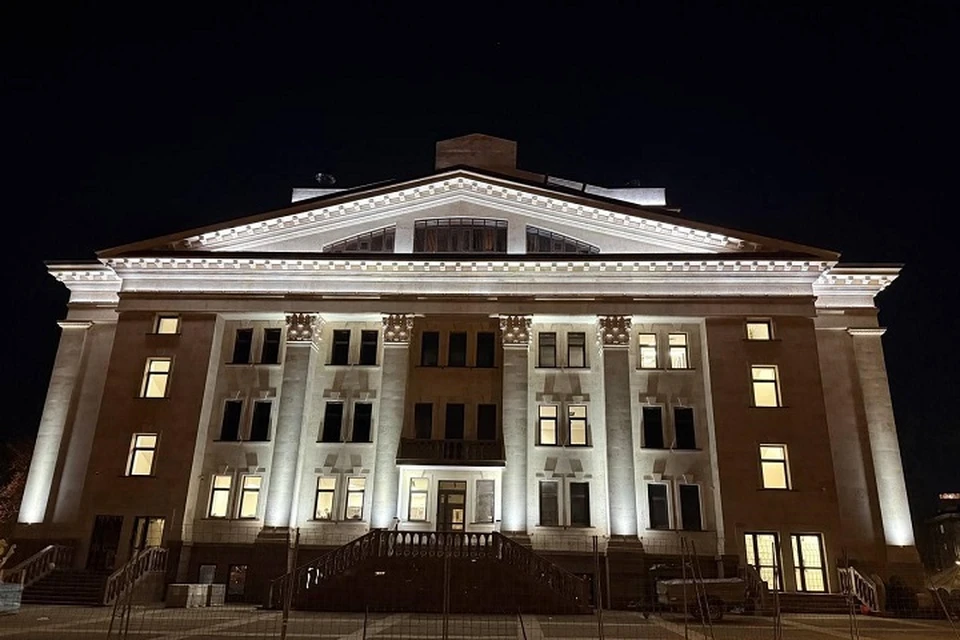 Санкт-Петербург настраивает архитектурную подсветку драмтеатра в Мариуполе. Фото: АГО Мариуполь