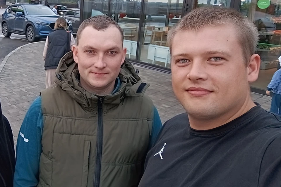 Дмитрий (на фото слева) и Виктор сразу же примчались на место ДТП и помогали спасателям. Фото: личный архив.