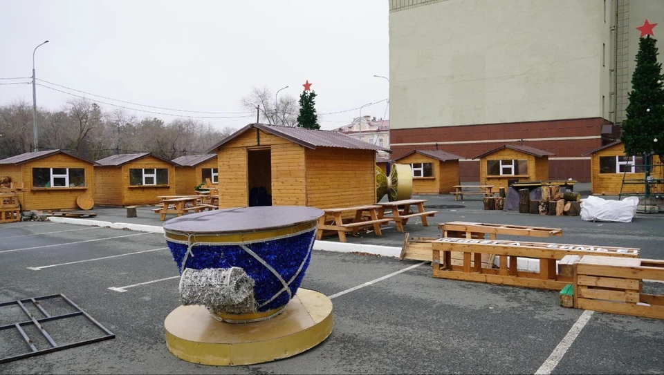 Уже смонтирован ледовый каток и установлены павильоны для будущей ярмарки.