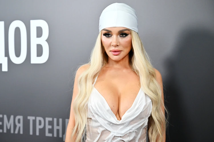 Анна Седокова после ночи в караоке вернулась с цветами и проспала школу сына