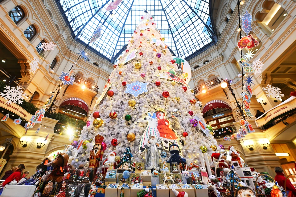 В здании ГУМа установили белоснежную ёлку с яркими украшениями