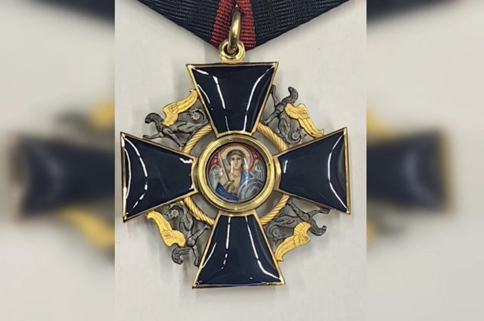 Над созданием ордена в течение года трудились мастера из Горловки, а живописцы из Ростова Великого расписали медальон. Фото: ТГ/Пушилин