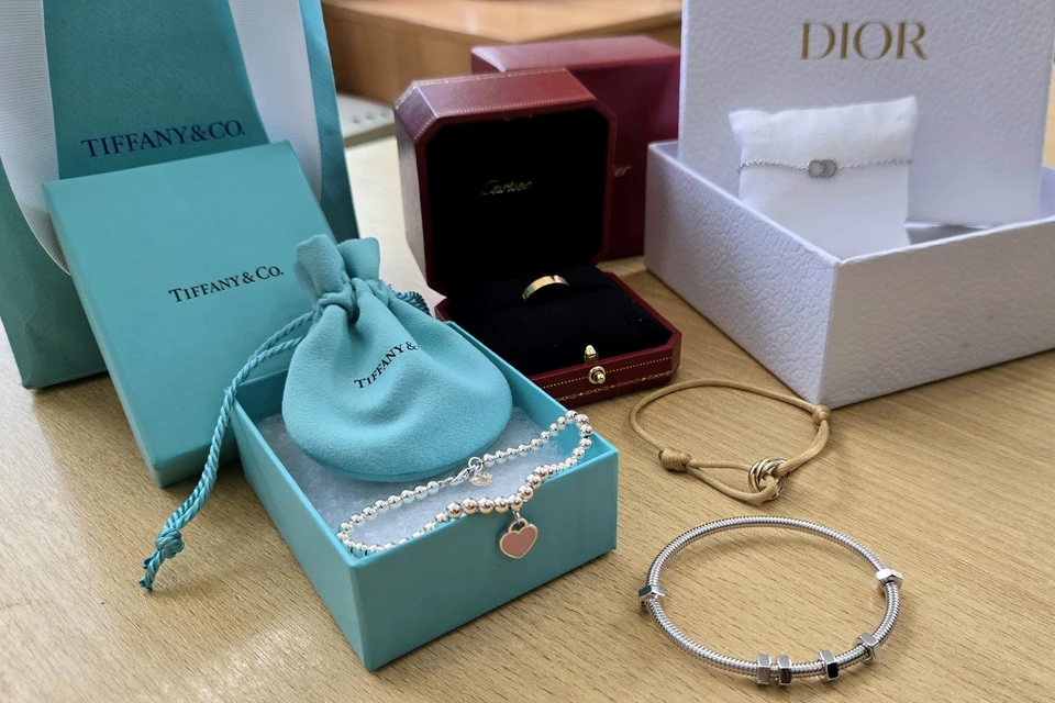 В Минводах задержали пассажирку с брендовыми украшениями из Дубая. Фото: Северо-Кавказское таможенное управление