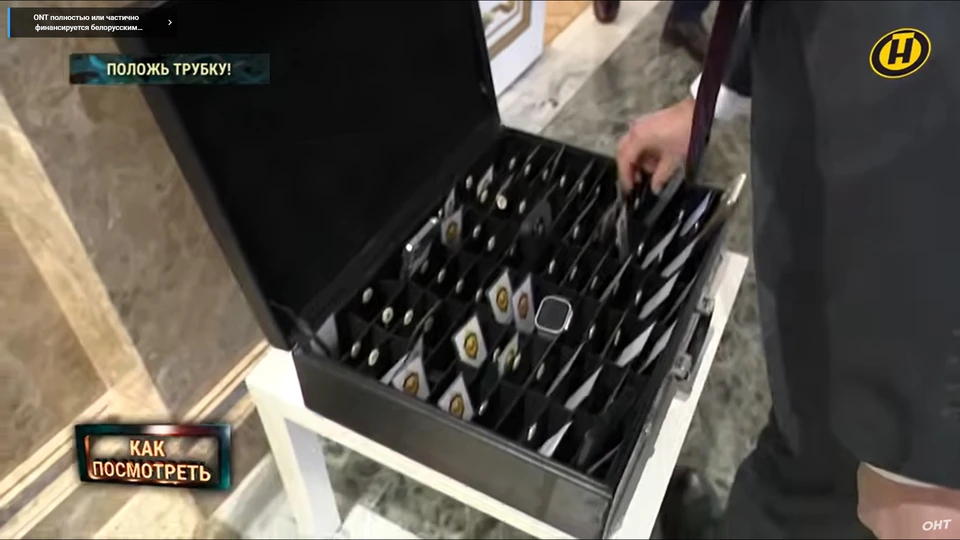 ОНТ раскрыло, что чиновники во Дворце Независимости перед мероприятиями с участием Александра Лукашенко сдают теперь не только смартфоны, но и смарт-часы. Фото: кадр видео ОНТ