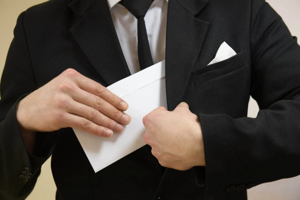 В Иркутске бизнесмен попытался дать взятку в 6 млн рублей.