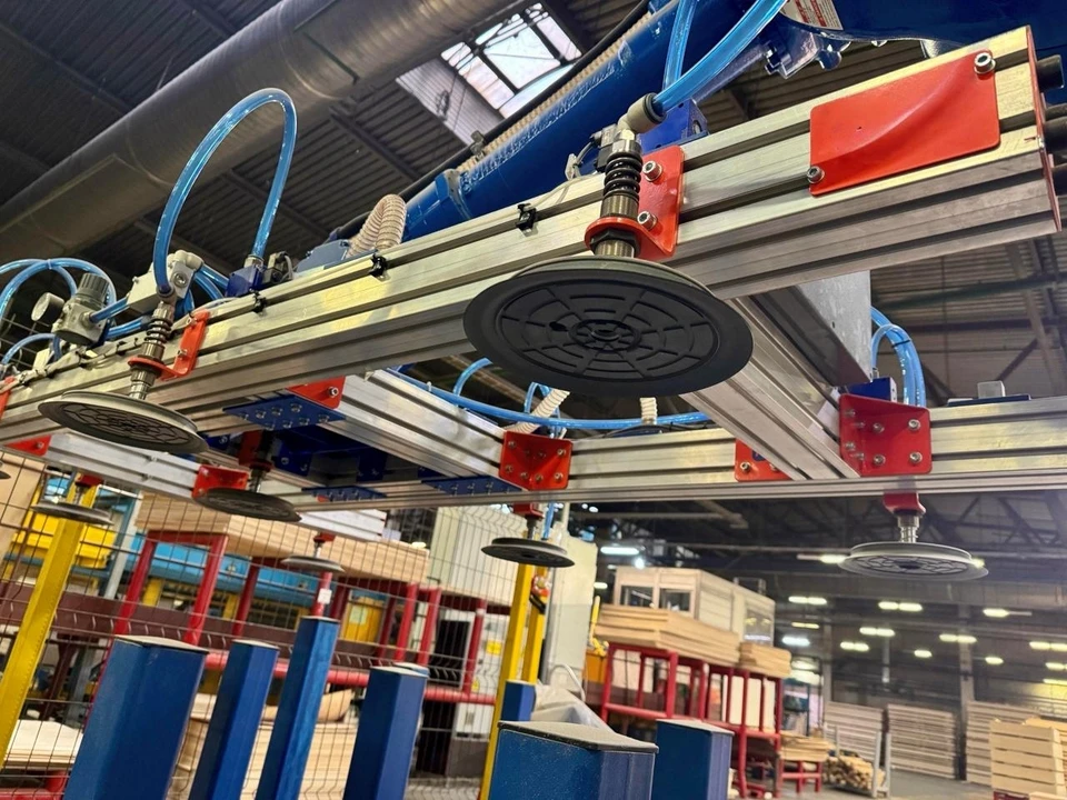 Фото: робот «Яша» ускорил сортировку фанеры на мантуровском комбинате «Свеза»