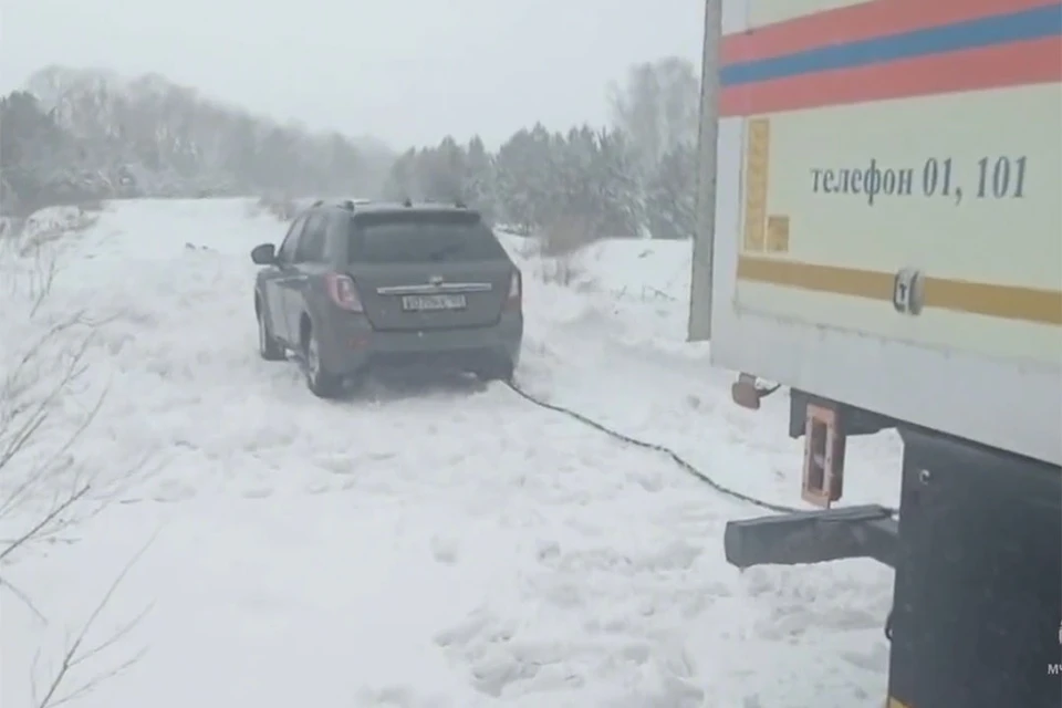 Автомобиль благополучно вытянули из сугроба