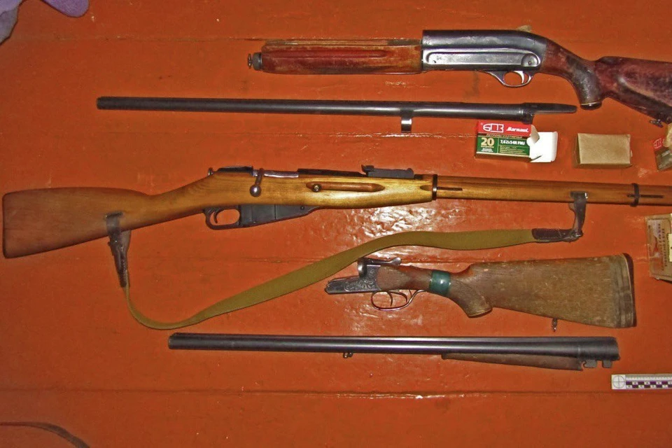 Разозлившись, мужчина поднялся к себе в квартиру, схватил нарезной карабин.