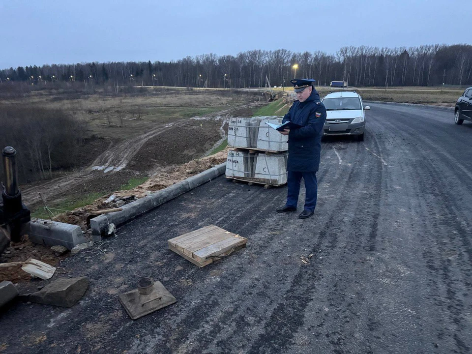 В Калужской области машинист автокрана погиб на стройке.