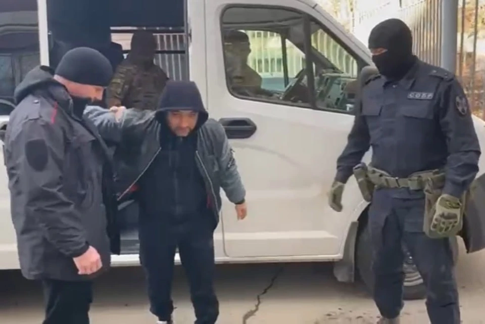 Криминального авторитета задержали сотрудники ФСБ и СОБРа.