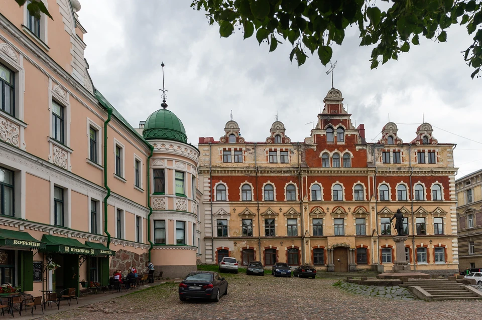 Туристы, которые приезжают посмотреть на старый город, жалуются на узкие улочки без тротуаров.