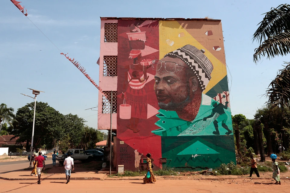 По предварительной информации, вооруженные люди в форме заняли здание местного центризбиркома в столице Гвинеи-Бисау