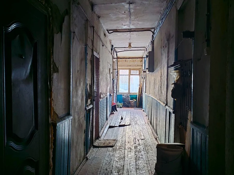 Разваливающуюся постройку признали опасной для жизни еще 9 лет назад. Фото: Елена Белоусова