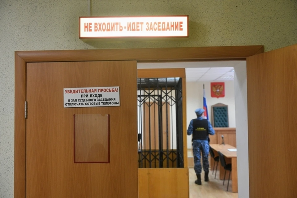 На скамье подсудимых предстали восемь человек.