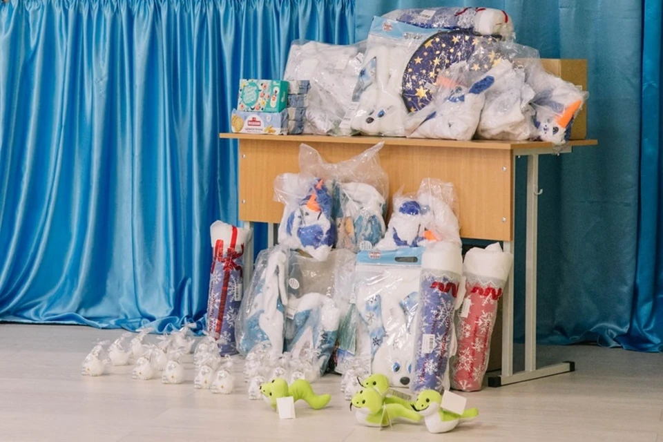 В преддверии Нового года детям Мариуполя привезли подарки из Санкт-Петербурга. Фото: ТГ/Кольцов