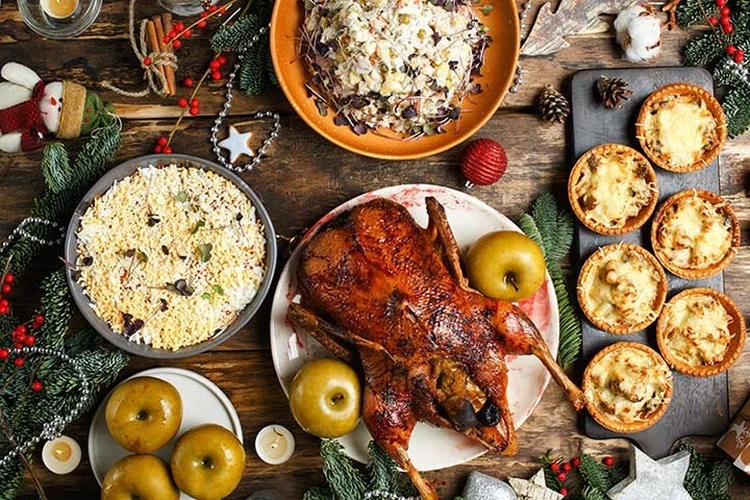 Что приготовить на Новый год: простые и вкусные рецепты закусок, салатов, горячего, десертов и напитков