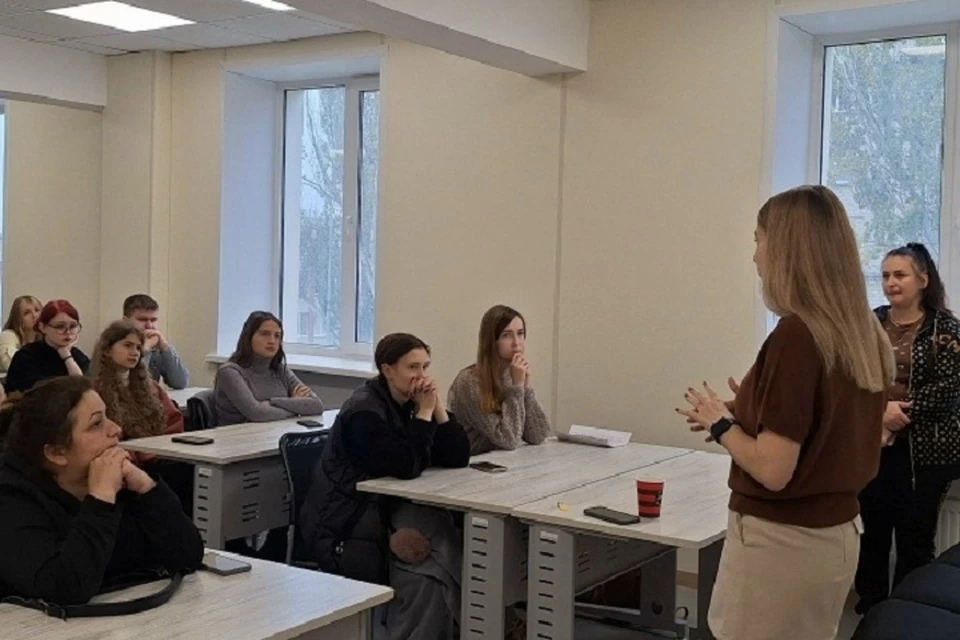 Студенты пообщались с начальником отдела по вопросам молодежной политики администрации Мариуполя Вероникой Аксютиной. Фото: Администрация Мариуполя