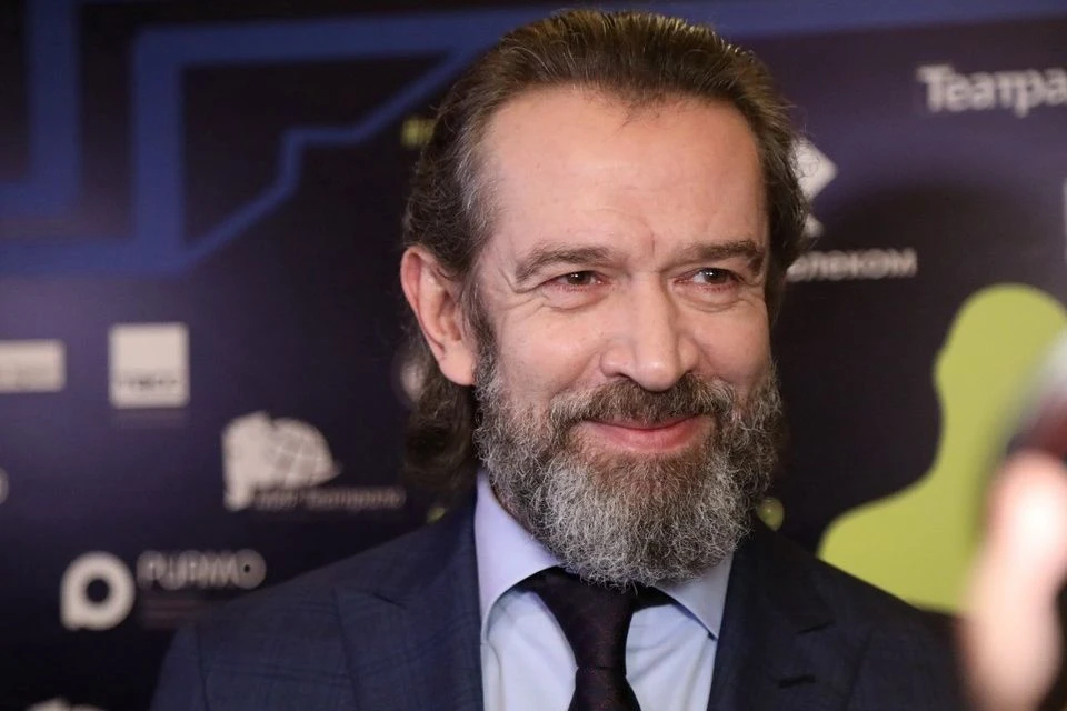 В юности будущего актера отчислили из новосибирского театрального училища, но это не помешало ему стать звездой.