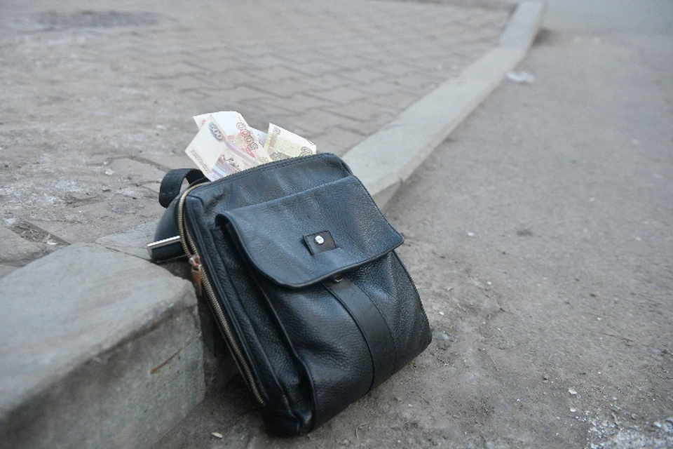 Таксист из Ангарска доставив сумку с деньгами обманутой бабушки в полицию