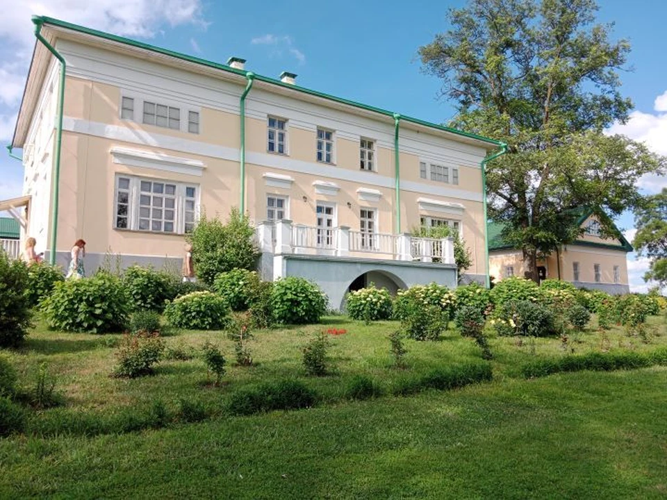 Местом проведения "#КурскГранин КнигоФестиваля" в этом году стала усадьба Фета под Курском, а культурно-досуговый центр имени Даниила Гранина в приграничье региона уничтожен