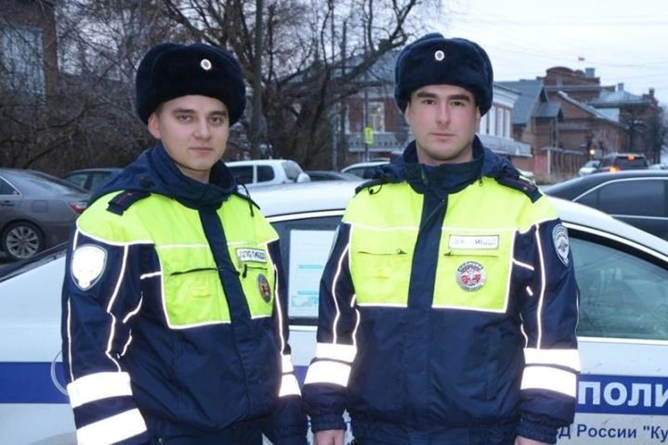 Попавшей в беду семье помогли полицейские из Кунгура Семен Петров и Данил Бабушкин. Фото: пресс-служба ГУ МВД России по Пермскому краю.
