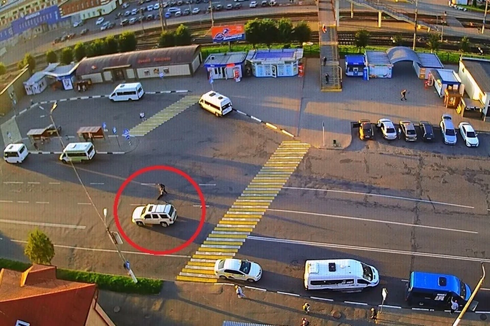 После наезда водитель оттащил пострадавшую женщину на другую полосу на глазах у прохожих. Фото: стоп-кадр | видео СК.