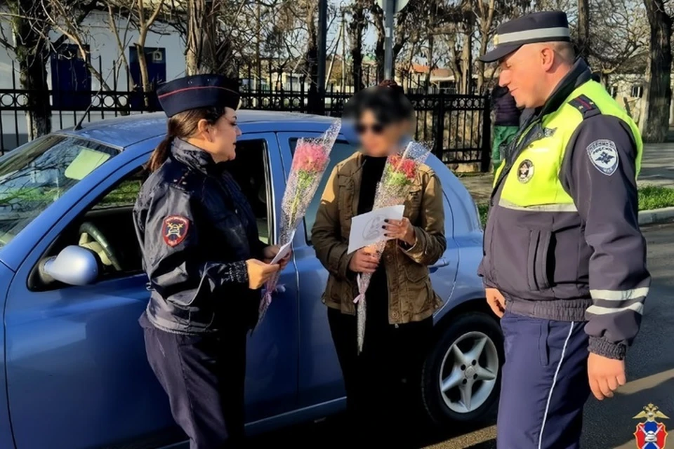 В честь Дня матери сотрудники ГИБДД дарили цветы женщинам. Фото: ГИБДД Херсонской области