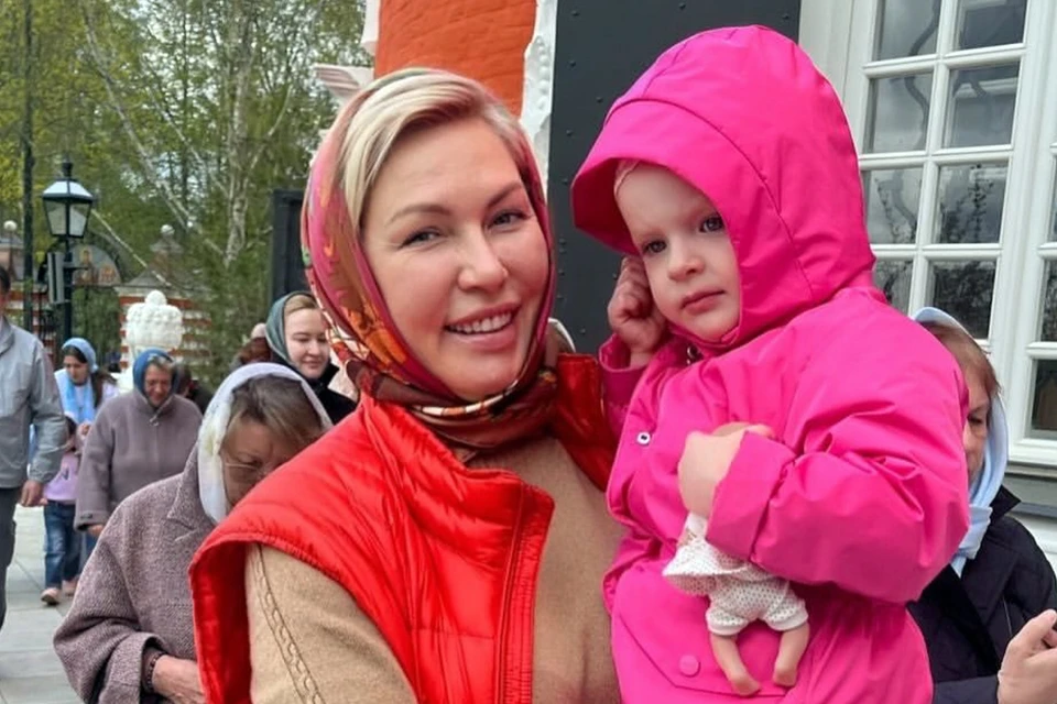 Наталья Рагозина и Диана Гурцкая были названы лучшими мамами. Обе знаменитости потеряли своих мужей и воспитывают детей своими силами