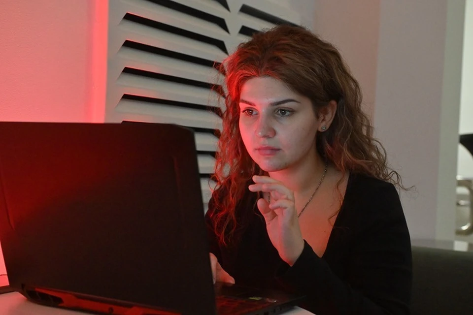 Девушка познакомилась с мужчиной в интернете