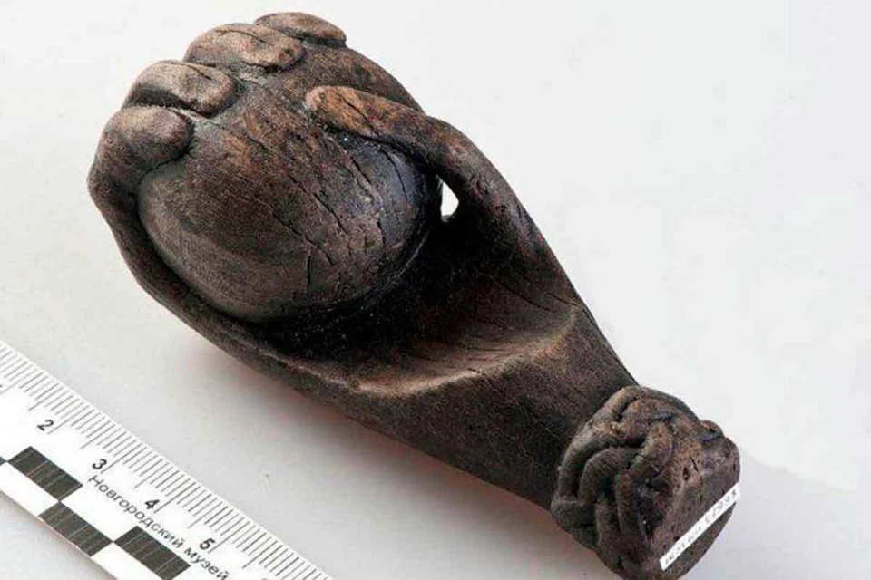 В 2024–2025 гг. две находки были обнаружены на Троицком раскопе в Великом Новгороде и одна происходит из Старой Руссы. Фото: msu.ru