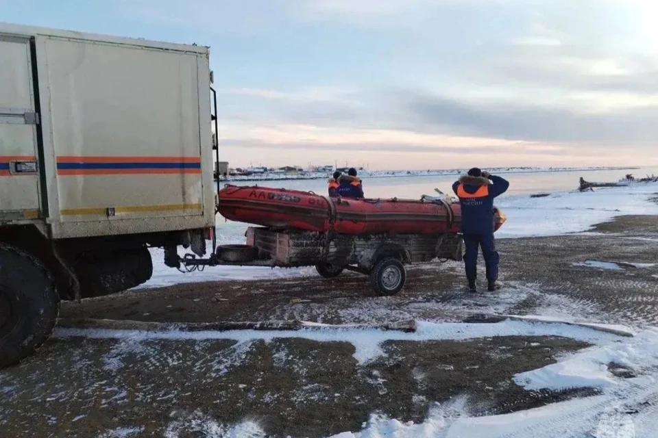Пять спасателей начали обследовать береговую линию южнее Поронайска. Фото: МЧС России по Сахалинской области