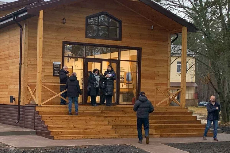 Губернатор улыбался, а сестра пустилась в пляс: в Воронежском заповеднике имени Василия Пескова открылся новый дом его музея