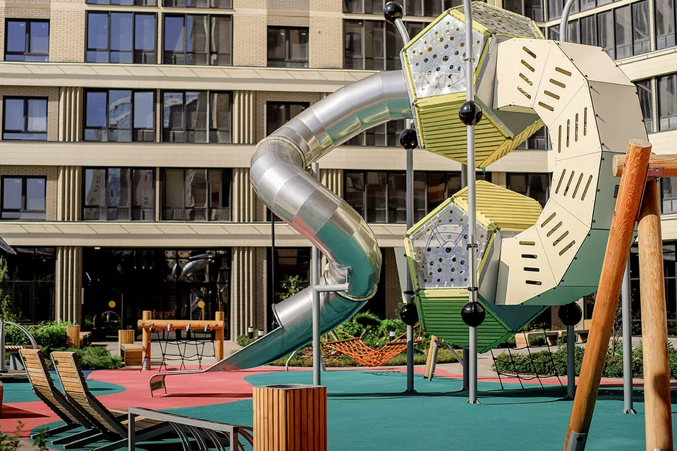 Придомовая территория «Сакура Парк». Одно из преимуществ покупки готовой квартиры - оценить качество строительства, отделку мест общего пользования, благоустройство и детские площадки. Фото: ГК «Расцветай»