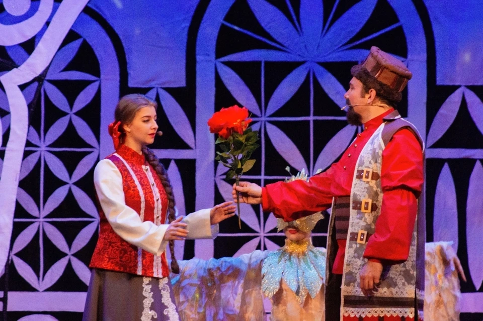 Аленький цветок в спектакле становится символом внутренней чистоты главной героини, ее духовного начала. Фото: stavteatr.ru