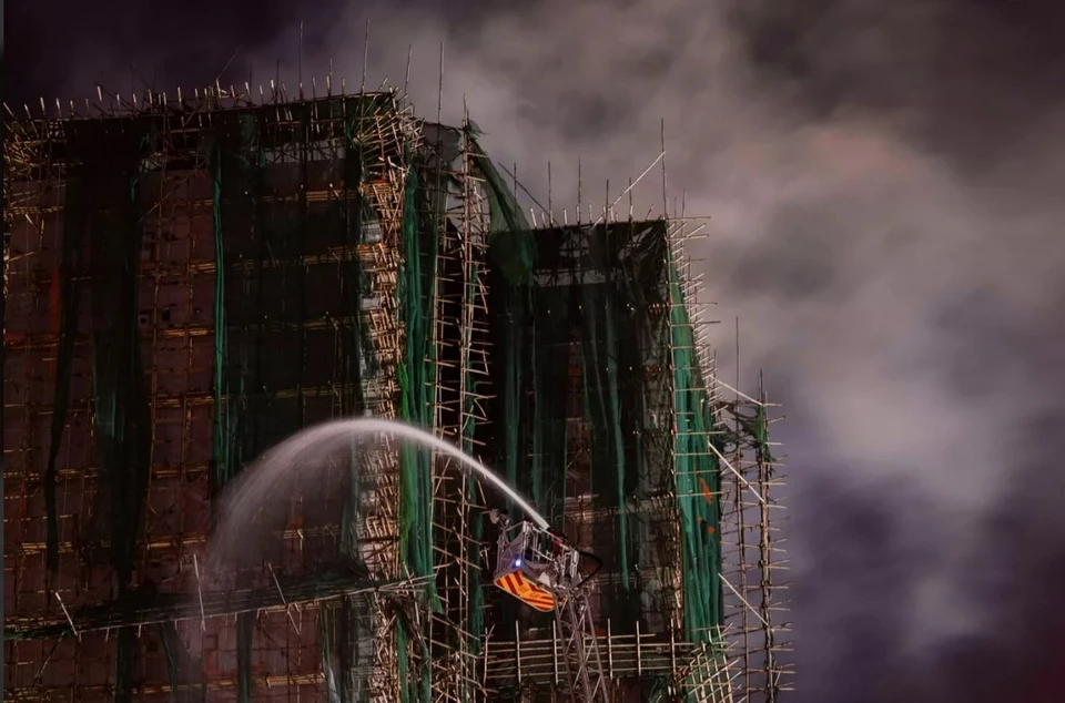 Ликвидация пожара в жилом комплексе Wang Fuk Court в Гонконге. Фото:AP Photo / Ng Han Guan