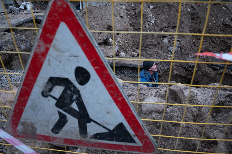 В Кировском районе прорвало трубу.