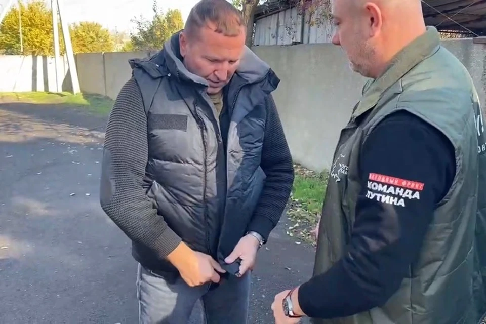 Гражданские бронежилеты выдают херсонским коммунальщикам. Фото: Народный фронт Херсонской области