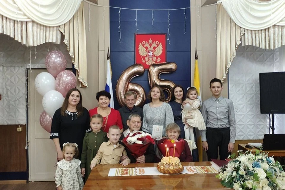 Дорогих юбиляров поздравили с их большим праздником. Фото: администрация Кировского округа.