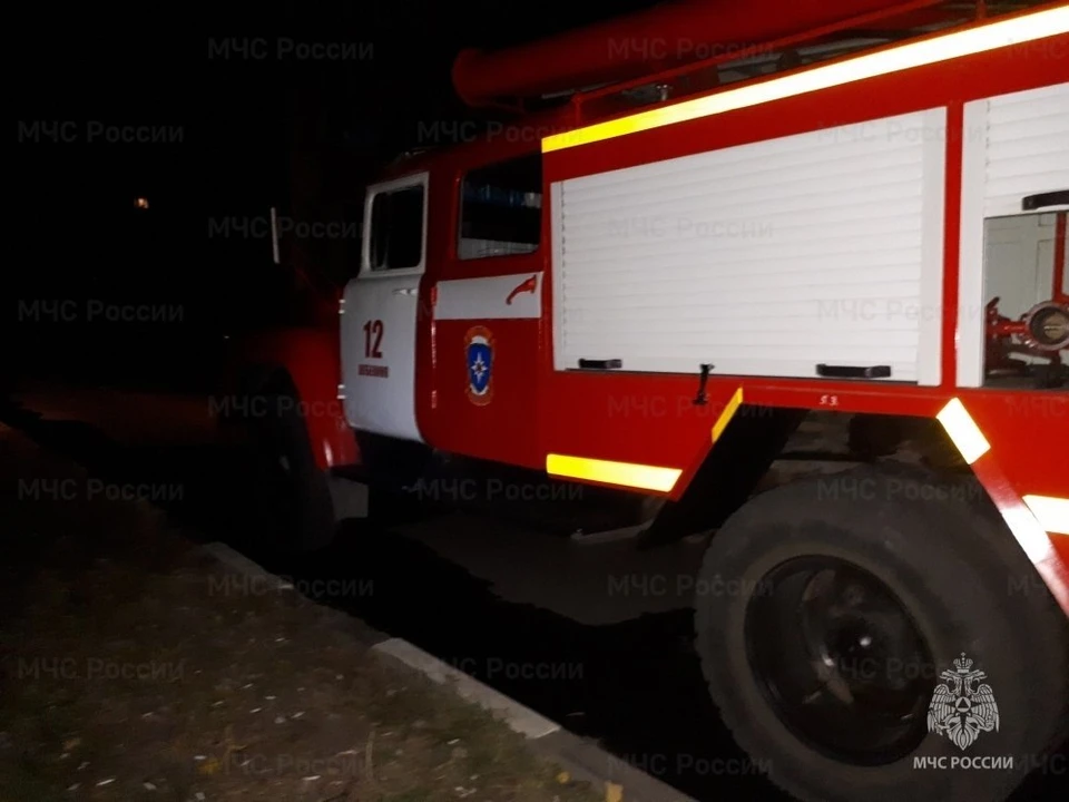 Возгорание ликвидировали восемь огнеборцев с помощью трех единиц техники.