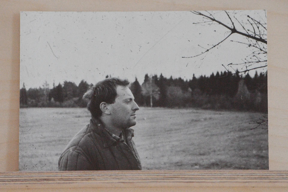 Поэт родился и вырос в Ленинграде.