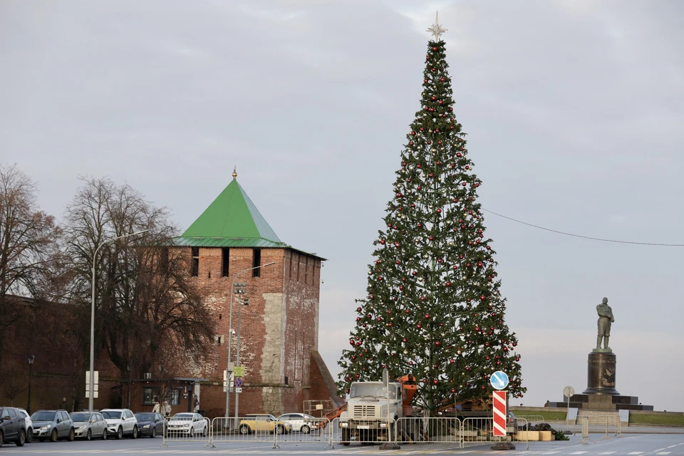 В городе уже нарядили новогодние ёлки, но снега всё нет.