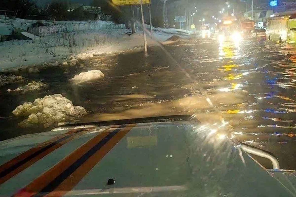 МЧС и аварийные службы спасают Камчатку от последствий мощного циклона. Фото: МЧС РФ