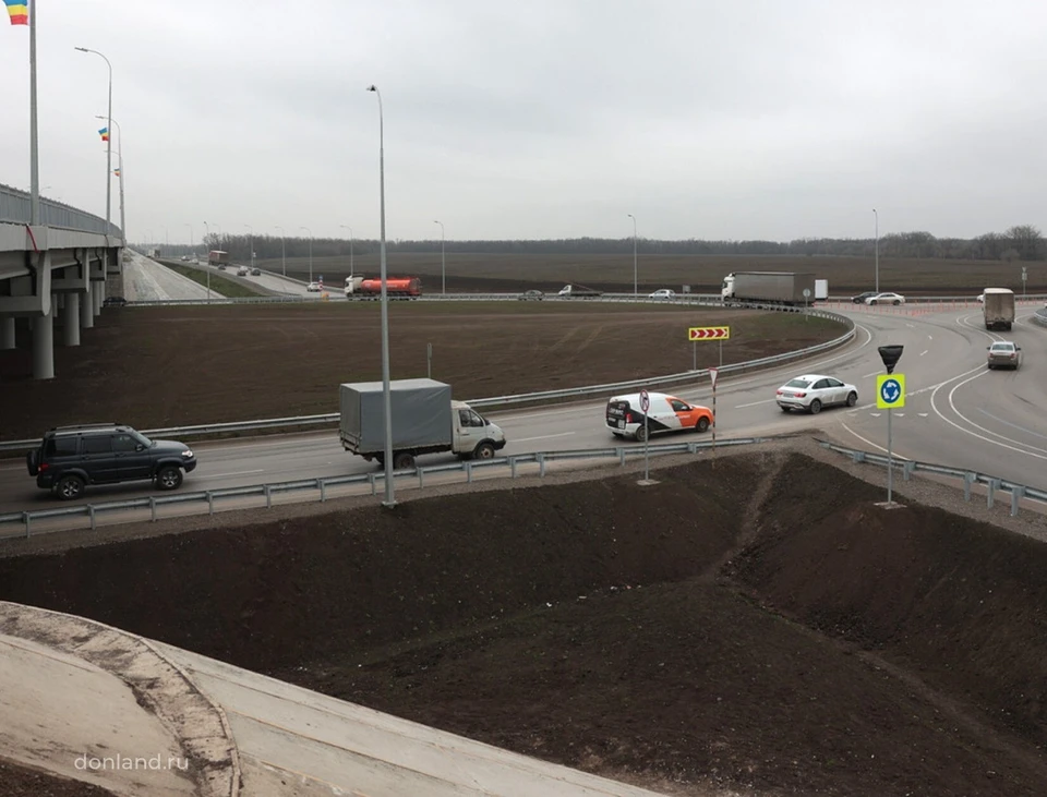 Губернатор Юрий Слюсарь открыл новую транспортную развязку на Северном обходе Ростова в районе пос. Темерницкого. Фото: Правительство Ростовской области.