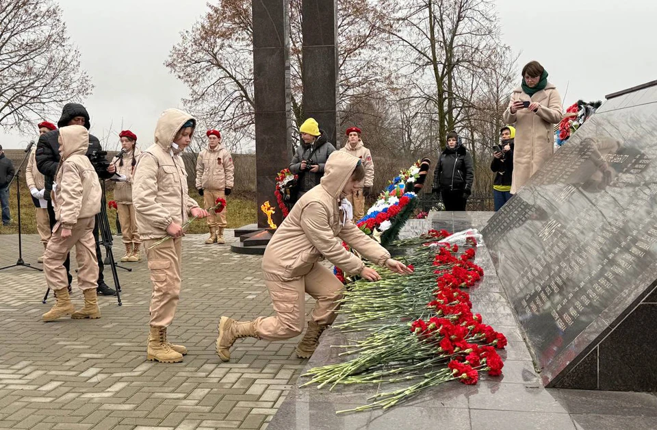 Юнармейцы возлагают цветы.