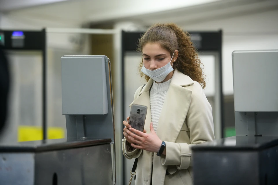 Нижегородка не смогла попасть в метро по биометрии после увеличения губ.