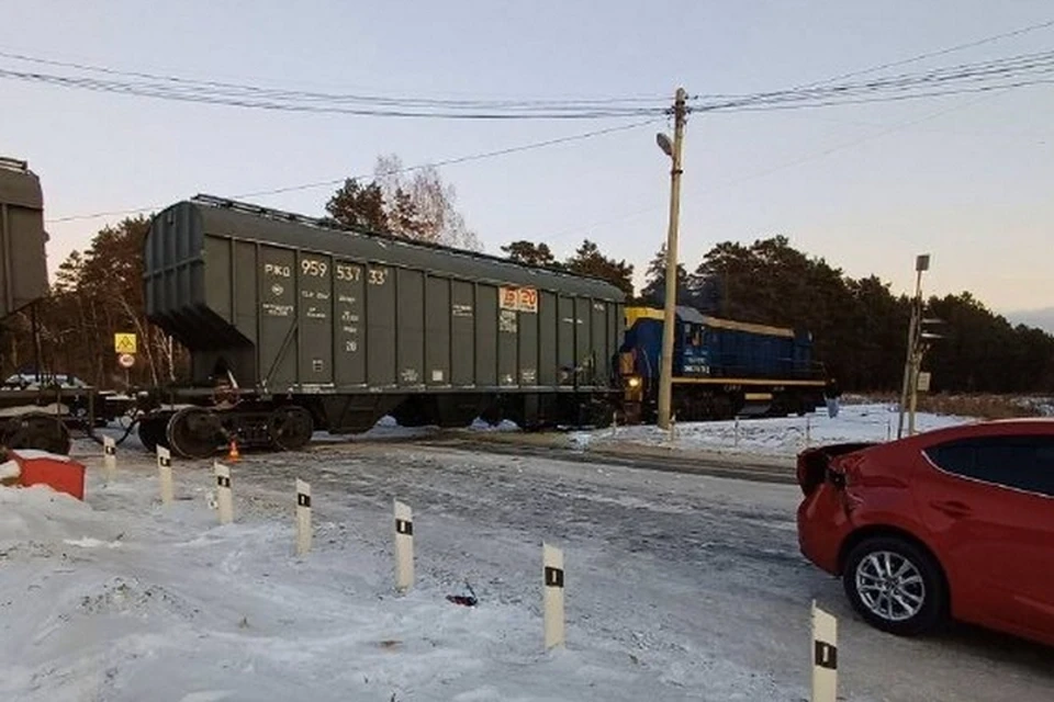 В Канске легковой автомобиль попал под железнодорожный состав. Фото: Западно-Сибирская транспортная прокуратура