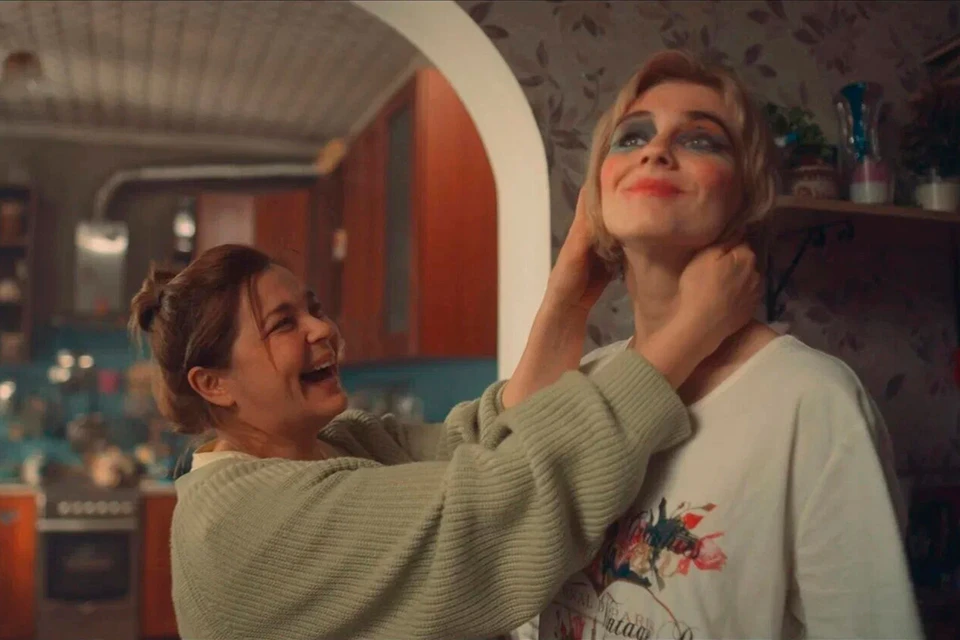 Добродушная Зоя (Ирина Пегова) впустила в свой дом ту самую гостью (Дарья Верещагина). Фото: Кадр из сериала «Гостья», 2025 год