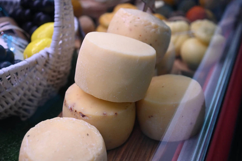 В Братске уничтожили партию запрещенного европейского сыра.